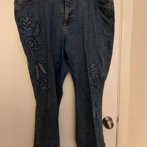 Women’s plus sized jeans - Picture 2 of 6